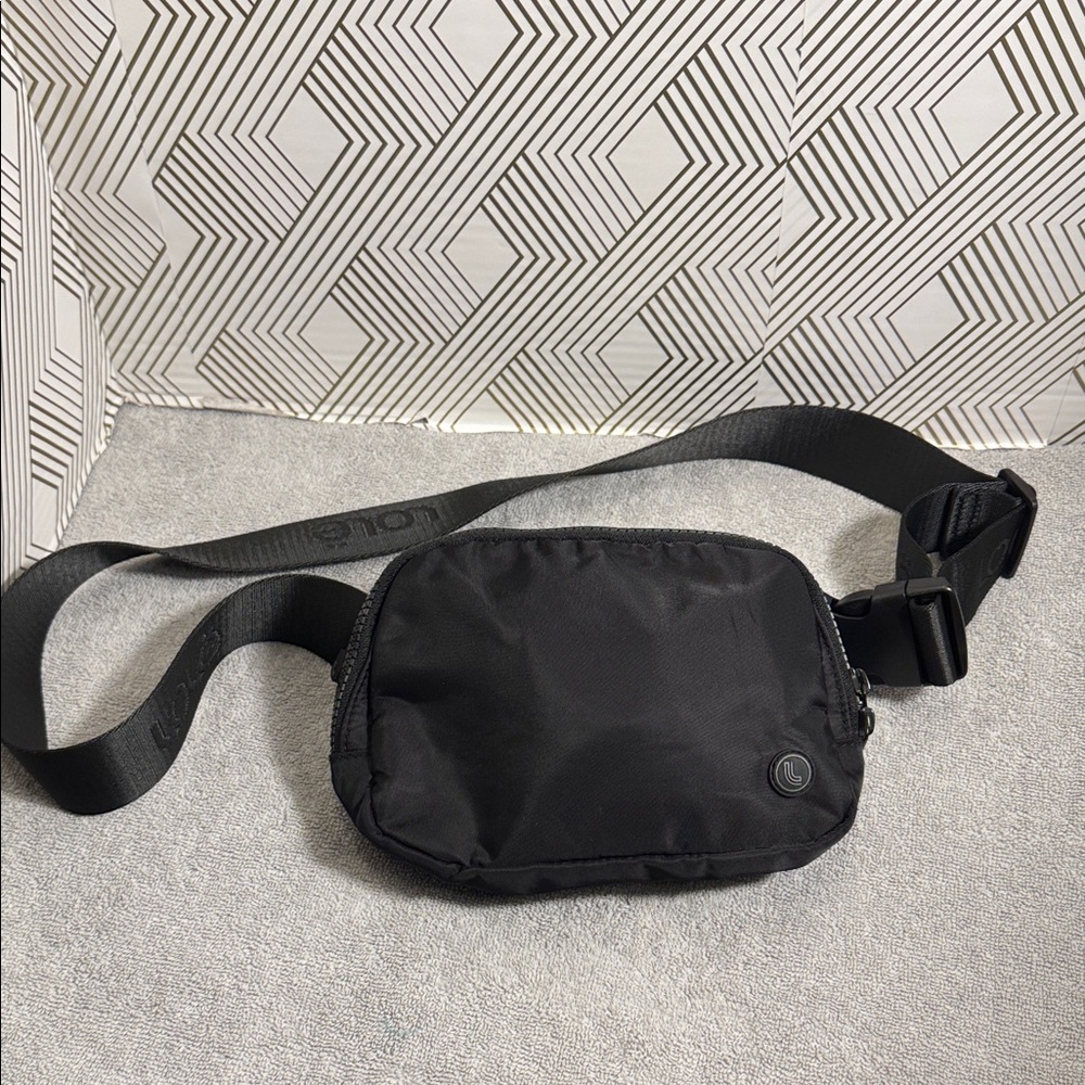 Lole Bag belt bag waist bag Fanny pack sling bag unisex black